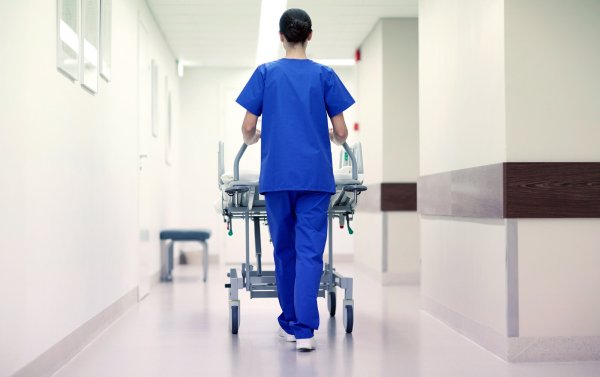 Sollen ausgegliedert werden: Krankenhaus-Mitarbeiter, die „patientenferne Tätigkeiten" wie den Transport von Betten oder andere Serviceleistungen übernehmen. - © Shutterstock/Syda Productions