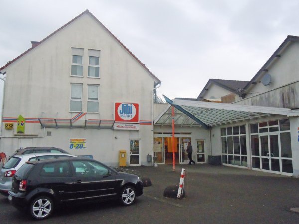 Der Jibi im Augustdorfer Zentrum. Auch die Bäckerei zieht aus, die Post und West-Lotto bleiben aber. - © Dominik Tegeler
