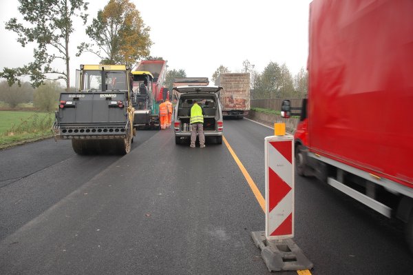 Hier wird mit Hochdruck gearbeitet: Nach Angaben des Landesbetriebes Straßen.NRW in Paderborn ist es das Ziel, die Ostwestfalenstraße (B 252) zwischen Steinheim und Wöbbel Ende November wieder für den Verkehr freizugeben. Im nächsten Jahr folgen dann aber weitere Arbeiten. ? - © Foto: Manfred Brinkmeier
