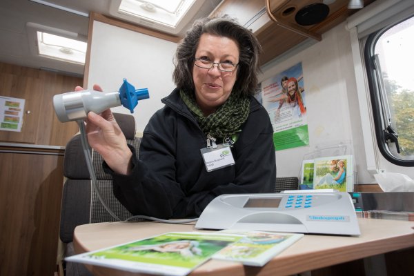Im Einsatz: Bettina Burghardt berät mit ihrem Infomobil in Detmold Allergiker und bietet vor Ort unter anderem eine Lungenfunktionsprüfung an. - © Torben Gocke