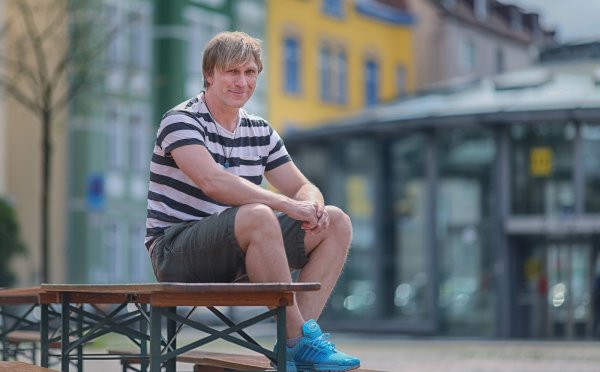 Im Freizeitoutfit: Ansgar Brinkmann ist für jeden Spaß zu haben. Der Kultkicker, der unter anderem bei Arminia Bielefeld spielte, zieht nun bald ins Dschungelcamp ein. - © Sarah Jonek