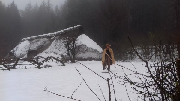 Ötzis Kleidung hält warm: Museumsdirektor Karl Banghard hat Mantel, Schuhe und Beinlinge gleich ausprobiert. Und festgestellt, dass ihm  damit auch bei Schnee nicht kalt wird. - © Marcus Coesfeld