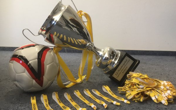 Die Eintrittsbändchen und der Pokal. - © Sebastian Lucas