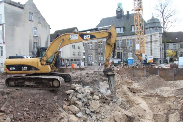 Knackt den Beton: ein Bagger eines Abbruchunternehmens ist bei den Arbeiten zum Bau des neuen Wohn- und Geschäftshauses am Marktplatz im Einsatz. - © Wolfgang Becker