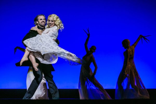 „Dracula": Lucius Wolter in der Titelrolle mit Katrin Merkl als Lucy. Im Hintergrund sind die „Vampirgirls" Jeanne Seguin, Simone Krampe und Nathalie Parsa zu sehen. - © Landestheater / Jochen Quast