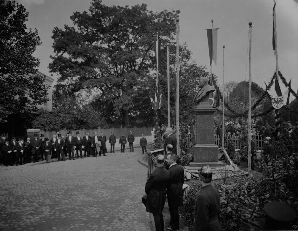 Feierlichkeiten zum 50-jährigen Bestehen der Hoffmann's Stärkefabriken am 29. September 1900
 - © Foto: Stadtarchiv Bad Sazulfen