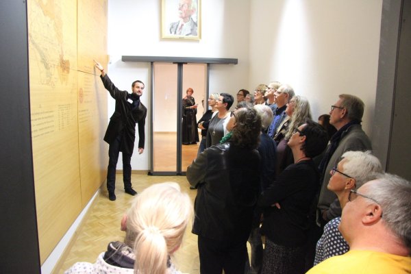 „Freiherr" Joschka Jakobfeuerborn schildert den Mitglieder seiner Gruppe die Hintergründe des Ereignisses, an das zurzeit in einer Ausstellung im Landesmuseum erinnert wird. - © Torben Gocke/Sven Koch
