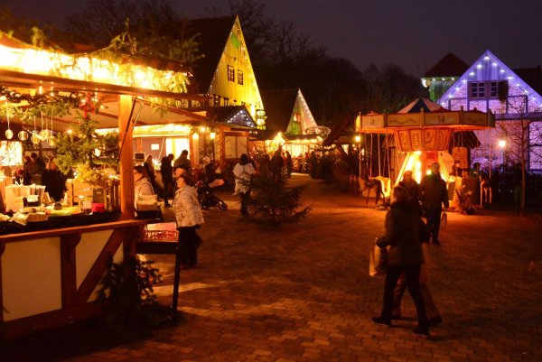 Märchenhaftes Fachwerkdorf: Zum 15. Mal lädt die Familie Liebhart zum Weihnachtsmarkt in das romantische Ambiente ein. Während der Zeit des Weihnachtsmarktes verteilen der Weihnachtsmann und seine Engelchen jeden Sonntag Geschenke an die Kinder. - © André Gallisch