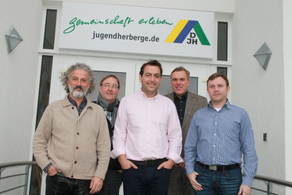 Foto (von links):
Geschäftsführer Panis Poulos, Rolf Stöckel (Bundesjugendministerium), Präsident Alexis Zafeiris, Bernd Dohn (DJH-Hauptgeschäftsführer), Gunnar Grüttner (DJH, Referent Internationale Arbeit) - © emailgateway