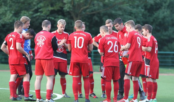 Freuen sich auf einen "Topgegner": Die Spieler von TuRa Heiden und Trainer Thorsten Schmiech. - © Sebastian Lucas