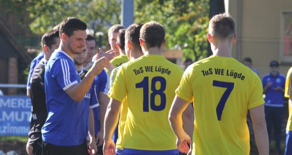 Begrüßung vor dem Lügde-Spiel: Yannik Vukadinovic (links) und Kapitän und Interimstrainer von Fortuna Schlangen. - © Sebastian Lucas(LZ)
