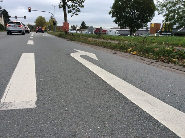 Neuralgischer Knotenpunkt: Künftig sollen Autofahrer an der McDonald’s-Kreuzung auch auf der Rechtsabbieger-Spur geradeaus gen Innenstadt (Herforder Straße) fahren dürfen. Die Abfahrt zum Isringhausen-Ring (rechts) bekommt einen zusätzlichen, gelben Geradeaus-Pfeil. - © Till Brand