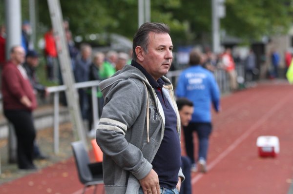 Kritischer Blick: Lemgos Vorstand und Trainer, Ediz Türkmen. - © Sebastian Lucas