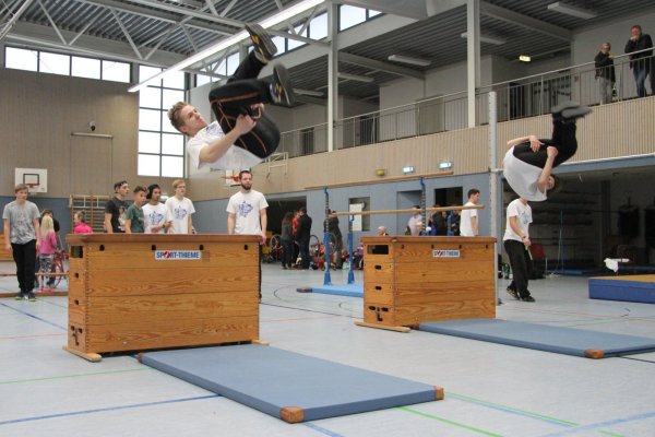 Die Parkour-Sportler des TBV Lemgo zeigen beim Sporttag, dass sie für ihre Übungen nur wenige Hilfsmittel, dafür aber eine gute Körperbeherrschung brauchen. - © Daniel Hobein