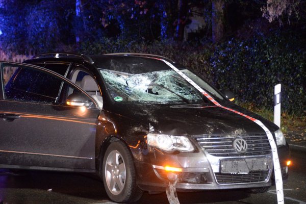 Der Radfahrer prallte mit großer Wucht auf die Winschutzscheibe des Autos. - © Andreas Eickhoff