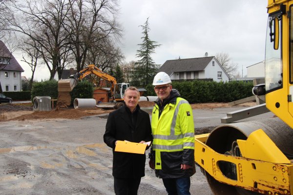 Baustelle: Uwe Renngarbe von der Deutschen Post DHL Group und Bauleiter Nobert Kreutzheide von der Firma Kaimann erwarten die Fertigstellung des Bauprojekts im April. - © Cordula Gröne