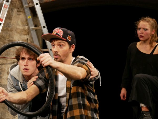 Fortsetzung von „Tschick": Die Jungs – Thomas Ehrlichmann (links) und Adrian Thomser – fahren davon. Isa (Wenja Imlau) bleibt allein zurück. - © Thomas Krügler