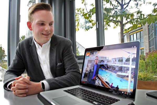Kreuzfahrten sind seine Leidenschaft: Fabian Betzendahl lässt die Internetwelt an seinen Erlebnissen teilhaben. Er bloggt, stellt Videos ein und betätigt sich bei Instagram. - © Bernhard Preuss