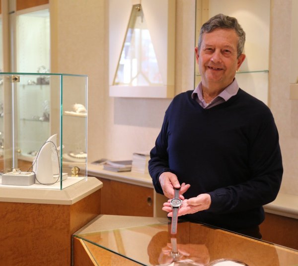 Leidenschaft für Qualität: Hans-Jürgen Ebeling zeigt in seinem Geschäft in der Langen Straße eine besonders edle Armbanduhr. - © Alina Hetland