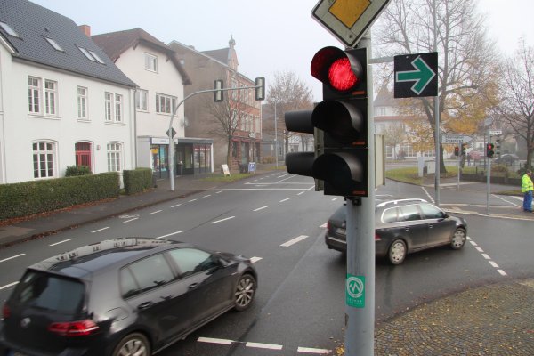 Das Verwirrende Objekt: Abbiegen trotz roter Ampel, der Grüne Pfeil macht es möglich. - © Till Brand