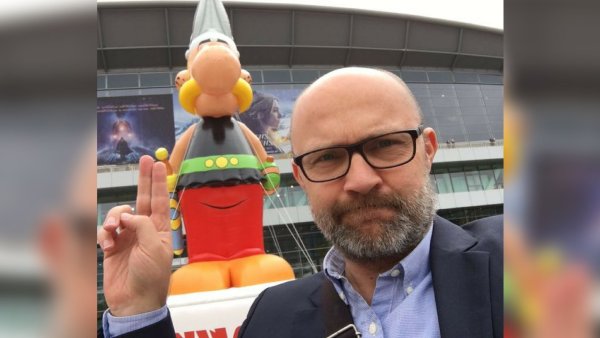 Sven Koch und Asterix freuen sich auf die Buchmesse. - © Sven Koch