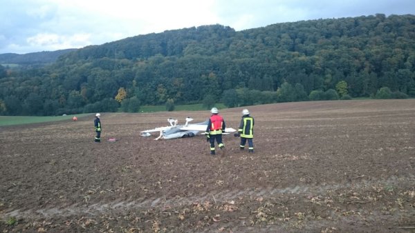 Das notgelandete Ultraleichtflugzeug. - © Polizeiinspektion Hameln-Pyrmont/Holzminden