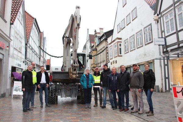 Bis nächstes Jahr: Vertreter der Stadt, Stadtwerke und beteiligten Firmen verabschieden den Bagger aus der Mittelstraße. - © Marlen Grote