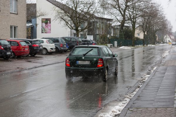 Vor dem Seniorenzentrum: Mit einem Überweg sollen die Senioren gefahrlos den Pastorenweg überqueren können. - © Ulrich Lambracht