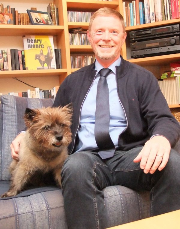 Viel Zeit für den Hund: Torsten Buncher und das vierbeinige Familienmitglied Edgar. Mal hört er auf sein Herrchen, mal nicht. - © Axel Bürger