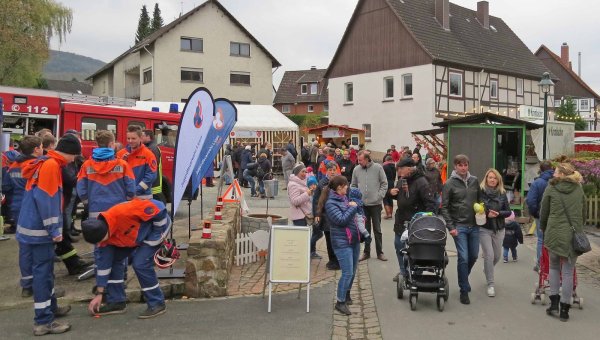 Trockene Momente: Das Sturmtief Herwart schafft es nicht, den Elbrinxern und den auswärtigen Gästen ihren Martinimarkt zu vermiesen. - © Achim Krause