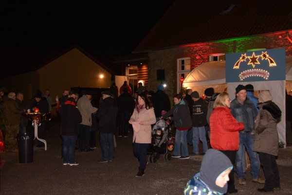 Weihnacht: In Bentrup-Loßbruch ist der Weihnachtsmarkt gut besucht. - © Fotos: Laurenz Tegethoff, Florian Markmann, Joline Heller