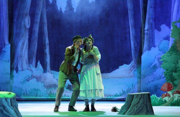 „Hänsel und Gretel": Lotte Kortenhaus (links) und Katharina Ajyba in einer Spielszene. - © Landestheater/Klaus Lefebvre