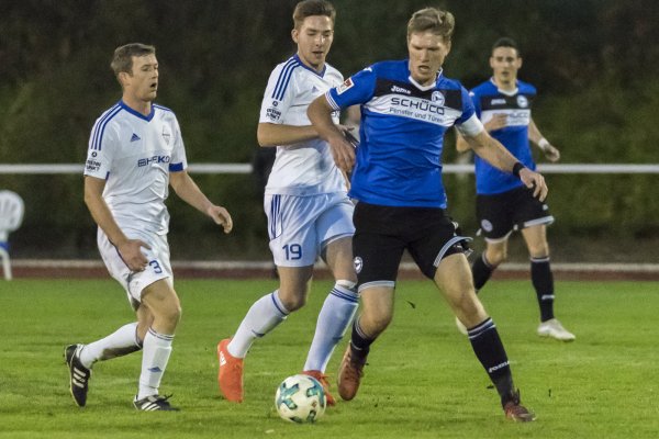 Nicht zu stoppen: Ein Tor nach dem anderen schenkte Fabian Klos (blau) als etatmäßiger Mittelstürmer der Arminia dem Bezirksligisten SC Bad Salzuflen ein. Hier können Eduard Ritter (links) und Mike Zünd den agilen Stürmer nicht aufhalten. Foto: Egon Penner. - © EGON PENNER