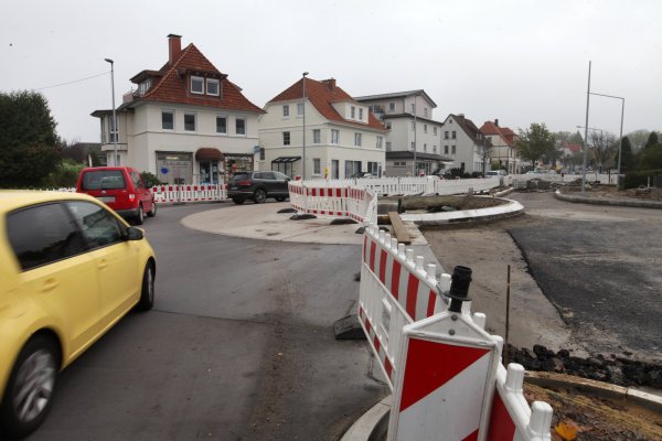 Der Kreisel auf der Friedrich-Ebert-Straße in Hiddesen nimmt langsam Form an. Die Ortsdurchfahrt ist aber immer noch halbseitig gesperrt. - © Bernhard Preuss