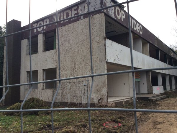 Neuanfang: Die ehemalige Videothek an der Pagenhelle ist komplett entkernt worden. Nun soll der Wiederaufbau beginnen. Im Sommer 2018 sollen die neuen Mieter einziehen, lautet das Ziel. - © Foto: Till Brand