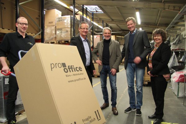 Ziehen an einem Strang: Lagerist Stephan Neumann (links) und Geschäftsführer Bernd Stracke (Mitte) von „Pro Office" setzen auf die Zusammenarbeit mit (von links) Kreis-Wirtschaftsförderer Thomas Dreikandt, Projektmanager Alexander Giere vom IWT-Institut und Heike Wulf von der Effizienz-Agentur. - © Till Brand