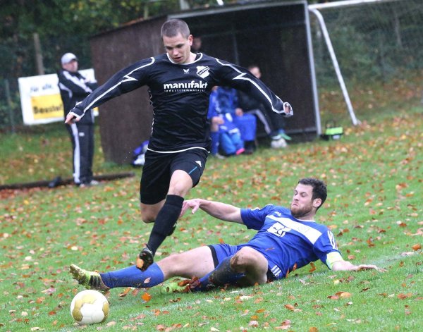 Fußball im Herbst: Lüerdissens Jan Ehlert (links) wird von Brakes Tjalf attackiert. - © Paul Cohen