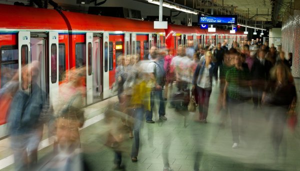 Pendleralltag: Ab Sonntag gilt ein neuer Fahrplan für den Bahnverkehr. Die Auswirkungen auf Pendler sind groß. - © dpa