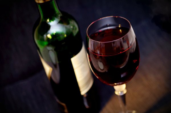 Auf ein Glas Rotwein mit Bernard Black - © Symbolbild: Pixabay