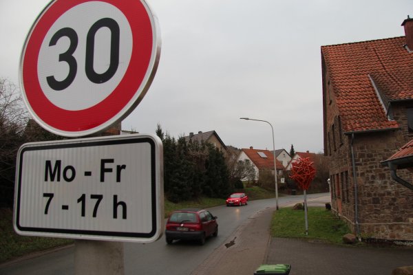 Mitten in Leese, nur 100 Meter vor dem Leeser Krug, empfängt ein frisch aufgestelltes Schild die Autofahrer. Ab sofort gilt damit eine strengere Geschwindigkeitsbegrenzung beinahe im kompletten Dorf, das ordentlich Schleichverkehr abbekommt. - © Till Brand
