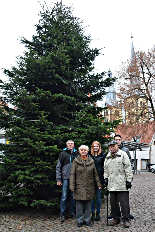 Der zweite Auftritt: Reiner Heidemann von der Stadt freut sich mit Marianne Hoppe, Enkelin Alicia, Hermann Hoppe sowie Enkel Jonas (von links), dass die Weihnachtstanne der Familie auf dem Waisenhausplatz noch einmal voll zur Geltung kommt.⋌Foto: Watermann - © Tanja Watermann