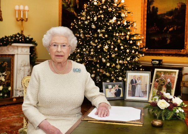 Die britische Queen in weihnachtlicher Atmosphäre. - © dpa