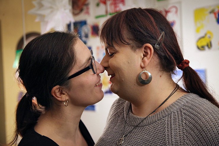 Jane hat Nina Jaros (rechts) auf ihrem oft sehr steinigen Weg als Transfrau begleitet. Beide sind seit mehr als zehn Jahren ein Paar und glücklich verheiratet. - © Bernhard Preuss