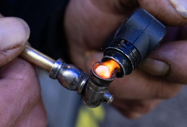 Meistens wird Crack in einer Pfeife geraucht, in seltenen Fällen wird es gespritzt. (Archivbild) - © Boris Roessler/dpa