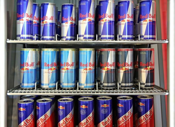 Hat Red Bull gegen EU-Kartellrecht verstoßen? Die Europäische Kommission leitet eine Untersuchung ein. (Archivbild) - © Jan Woitas/dpa-Zentralbild/dpa