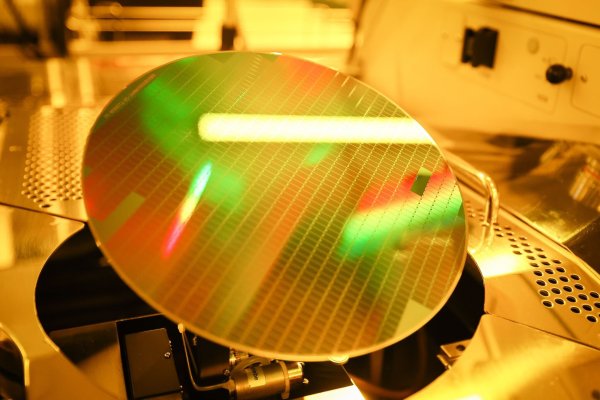 Mikrochips werden hauptsächlich aus Herstellerländern wie China oder Taiwan importiert. (Symbolbild) - © Christian Charisius/dpa