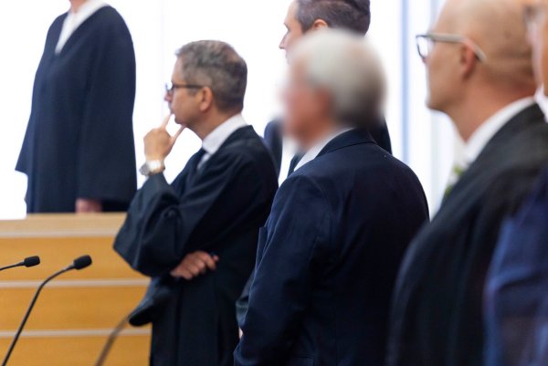 Ein weiterer größerer Prozess zur VW-Dieselaffäre hat in Braunschweig begonnen. Die Verlesung der Anklageschrift verzögerte sich aber. - © Michael Matthey/dpa