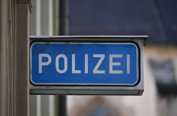 Der Brandsatz galt offenbar einer Polizeiwache - verletzt wurden niemand (Symbolbild). - © Bernd Weißbrod/dpa