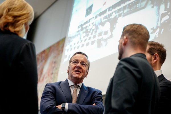 Aufatmen für den Verteidigungsminister: Die Einigung steht. - © Kay Nietfeld/dpa