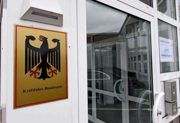 Nach einer Genehmigung durch das KBA darf die Paderborner Firma Holon ihr Elektro-Shuttle deutschlandweit im autonomen Fahrmodus mit Sicherheitsfahrer erproben. - © Carsten Rehder/dpa